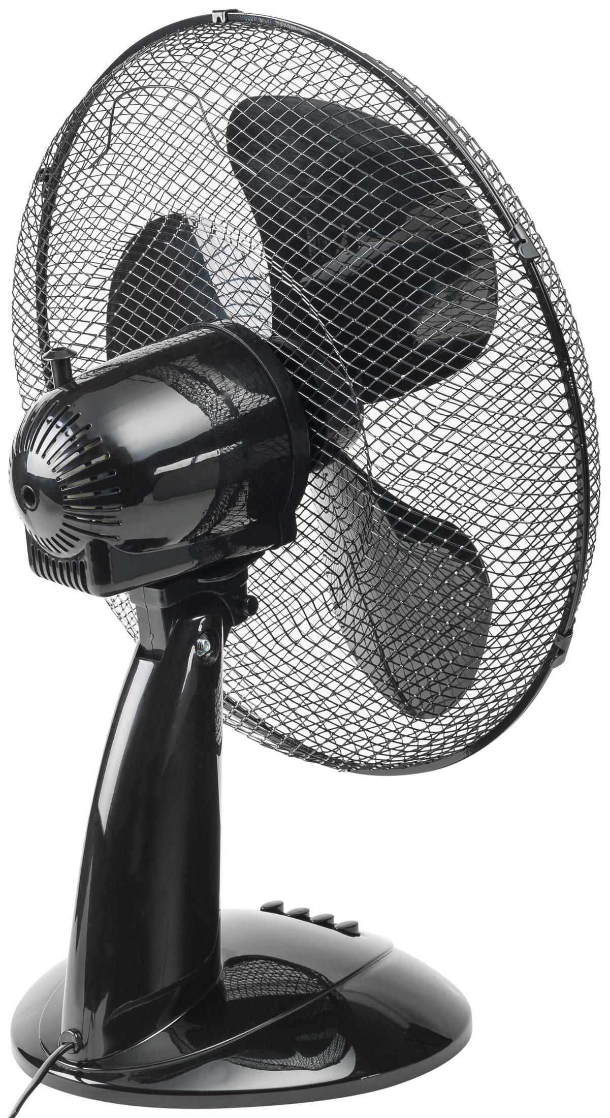 Ventilatore da scrivania nero con tre pale, racchiuse in una rete. Il ventilatore è nero, su un supporto nero.
