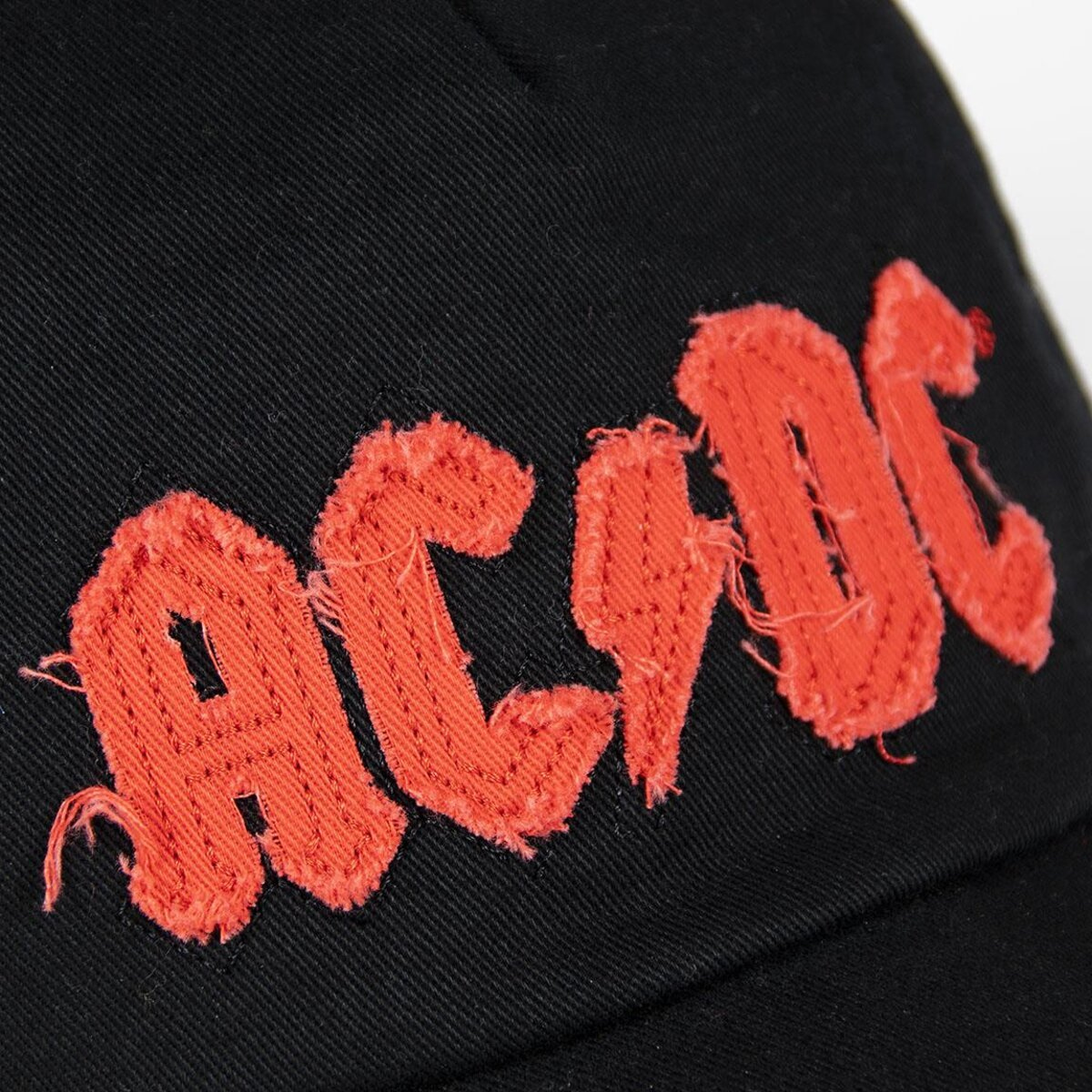 Gorra negra de AC/DC con logo AC/DC rojo bordado.
