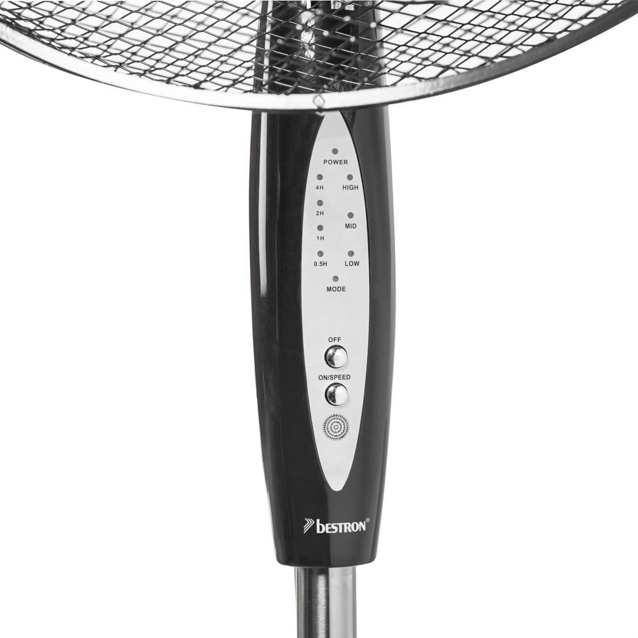 Czarny wentylator z panelem sterowania. Srebrny metalowy stojak. Białe tło. Kontrolki prędkości i trybu.