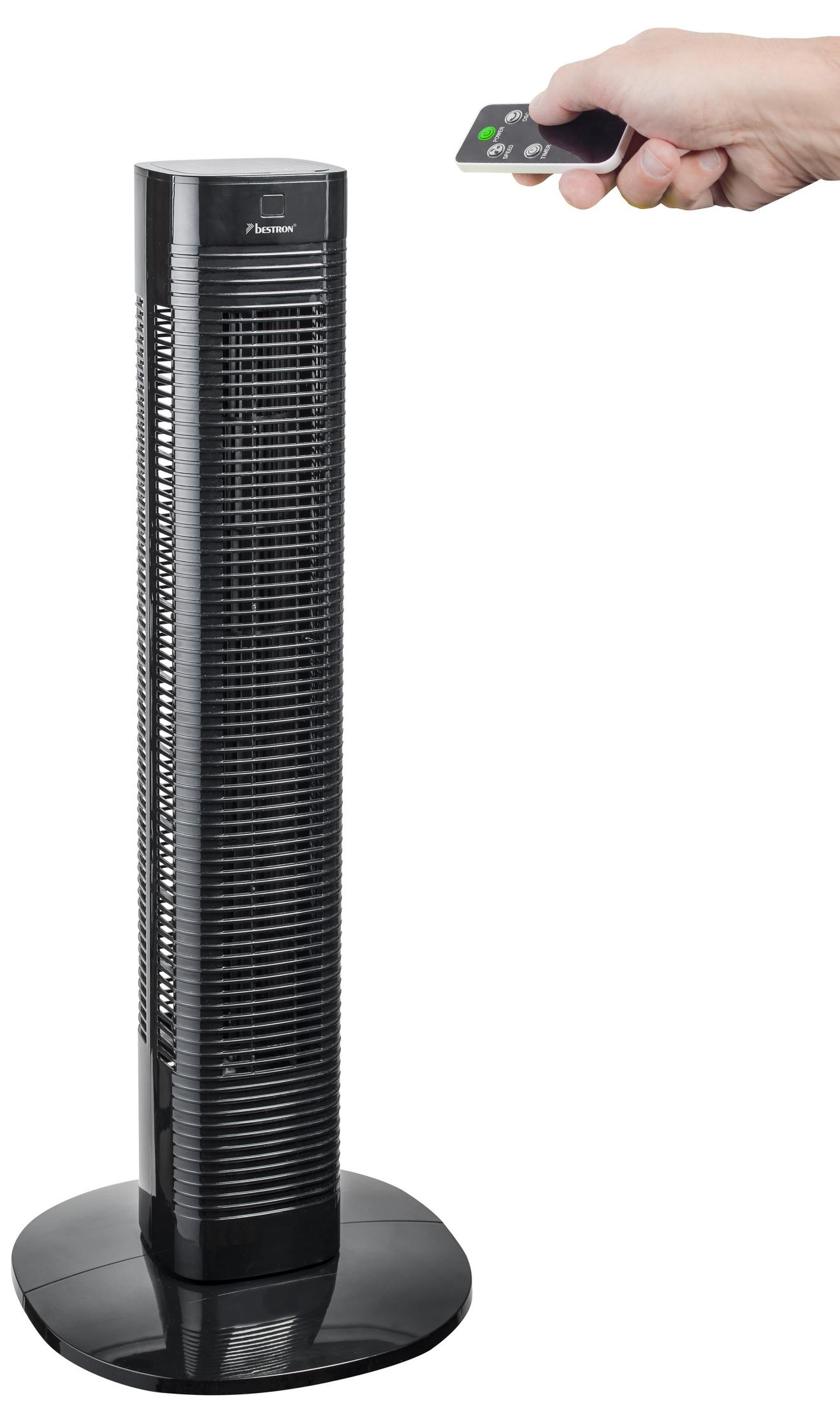 Ventilatore a torre nero, con telecomando in mano, su sfondo bianco.