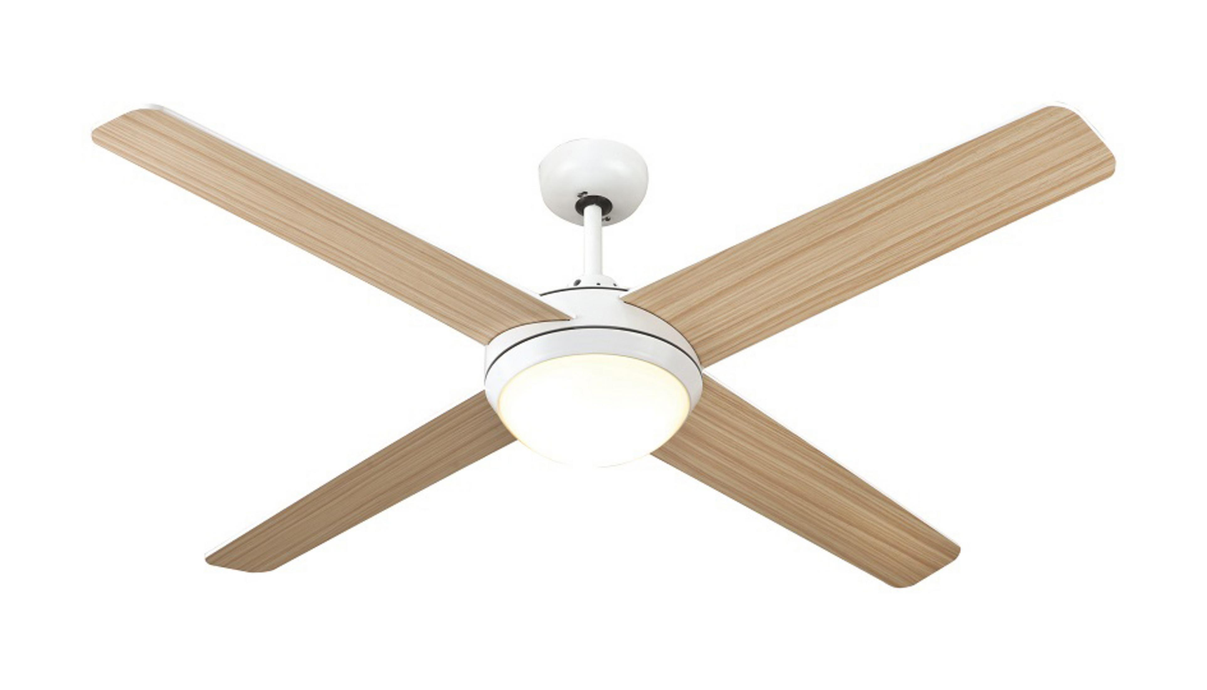 Weißer Deckenventilator mit vier Holzblättern und einer zentralen Leuchte. Isoliert auf weißem Hintergrund.