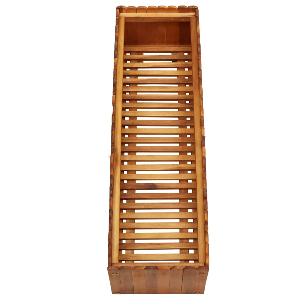 Eine Holzpflanzkasten mit Lamellen-Design. Isoliert auf weißem Hintergrund.