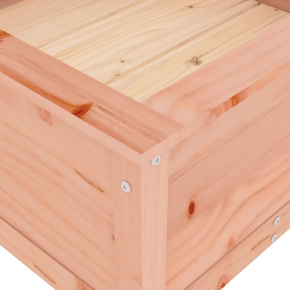 Nahaufnahme der Ecke eines Holzpflanzkastens. Schrauben und Holzmaserung sind sichtbar.