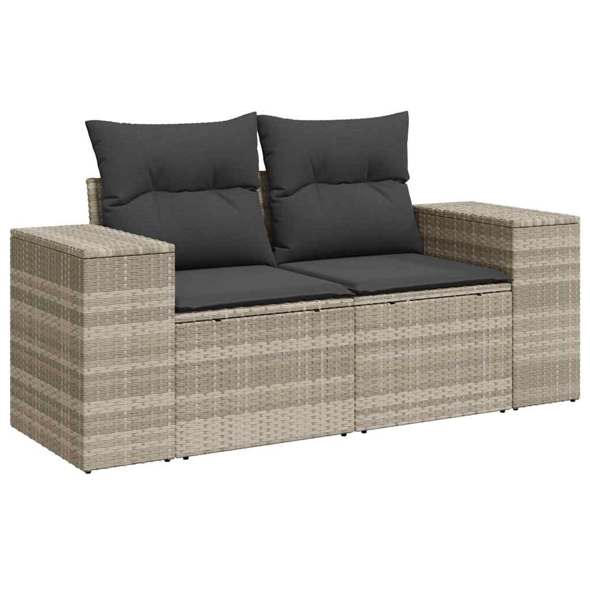 Ein graues, gewebtes Outdoor-Sofa aus Korbgeflecht mit zwei Kissen und zwei Beistelltischen.