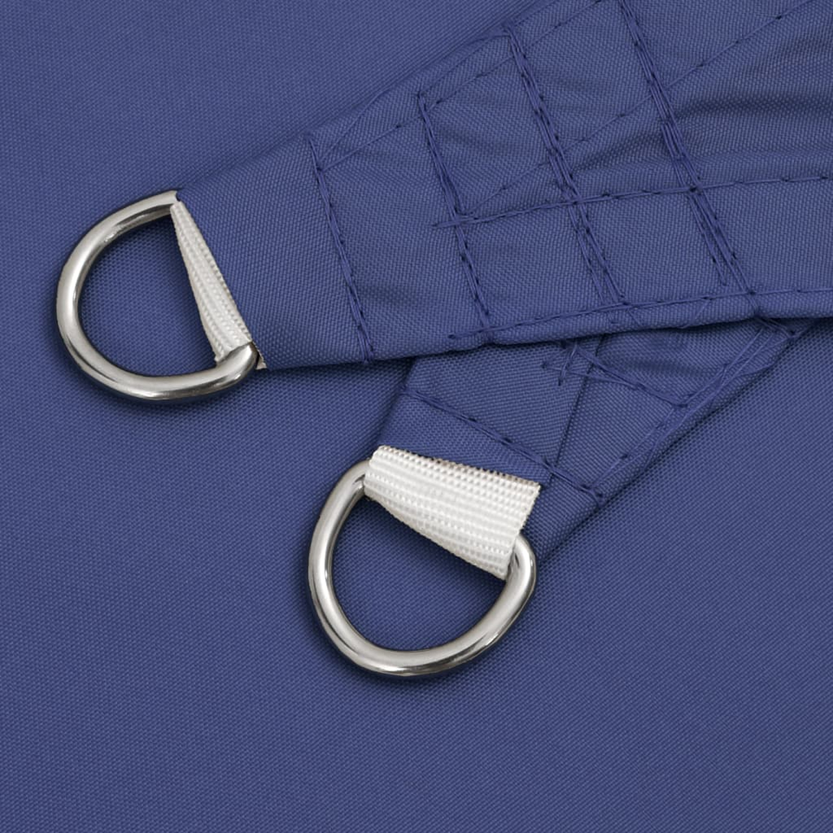 Nahaufnahme eines blauen Sonnensegels mit zwei Metall-D-Ringen, die mit weißen Bändern befestigt sind.