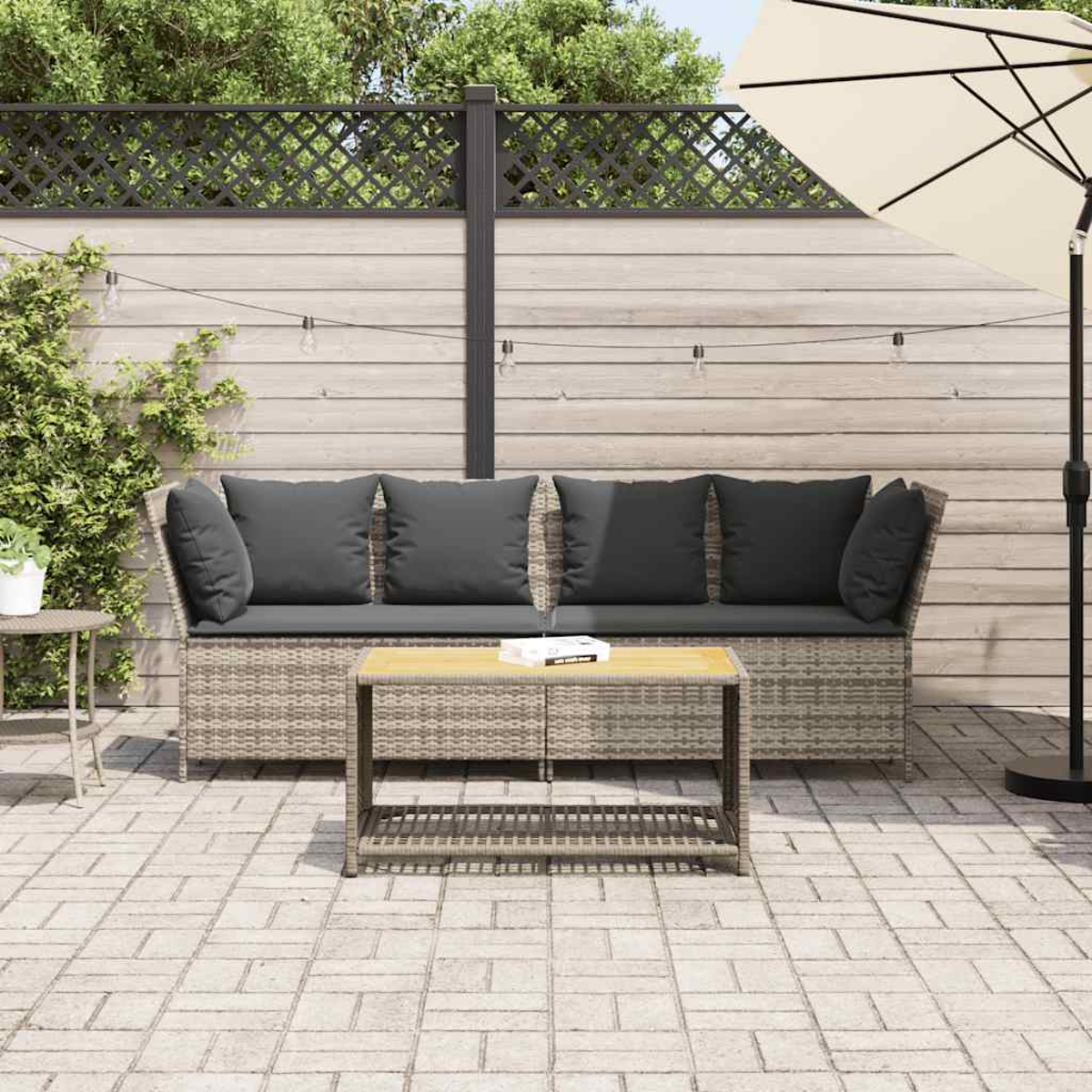 Configurazione patio esterno con divano, tavolino, ombrellone e recinzione in legno.