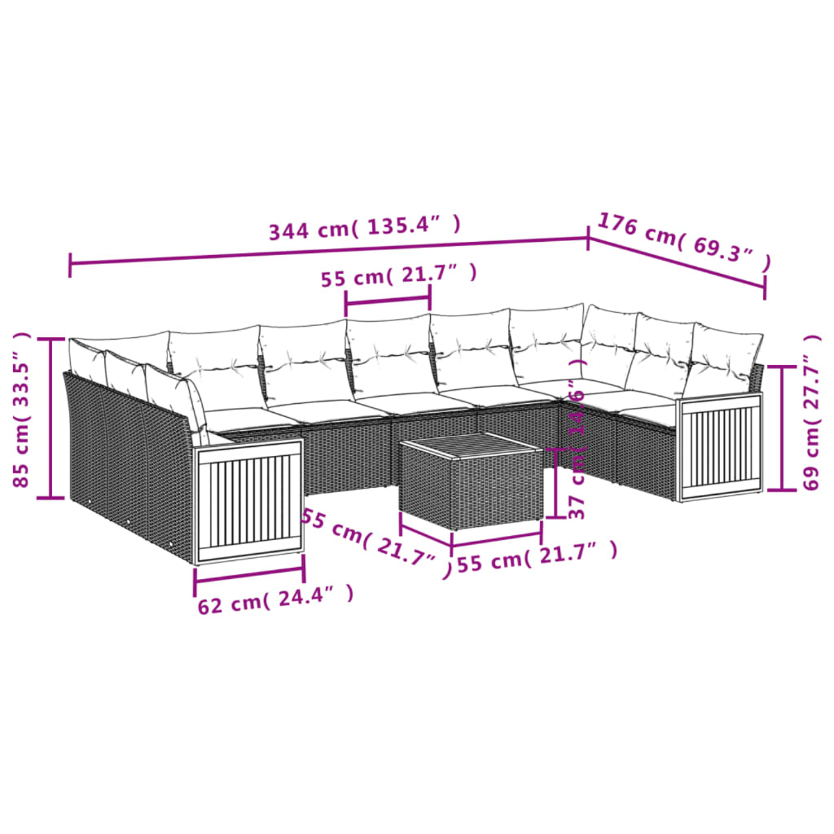 Ein großes, graues Korbmöbel mit Maßen. Das Sofa hat cremefarbene Kissen. Auf der Seite steht ein kleiner Tisch.