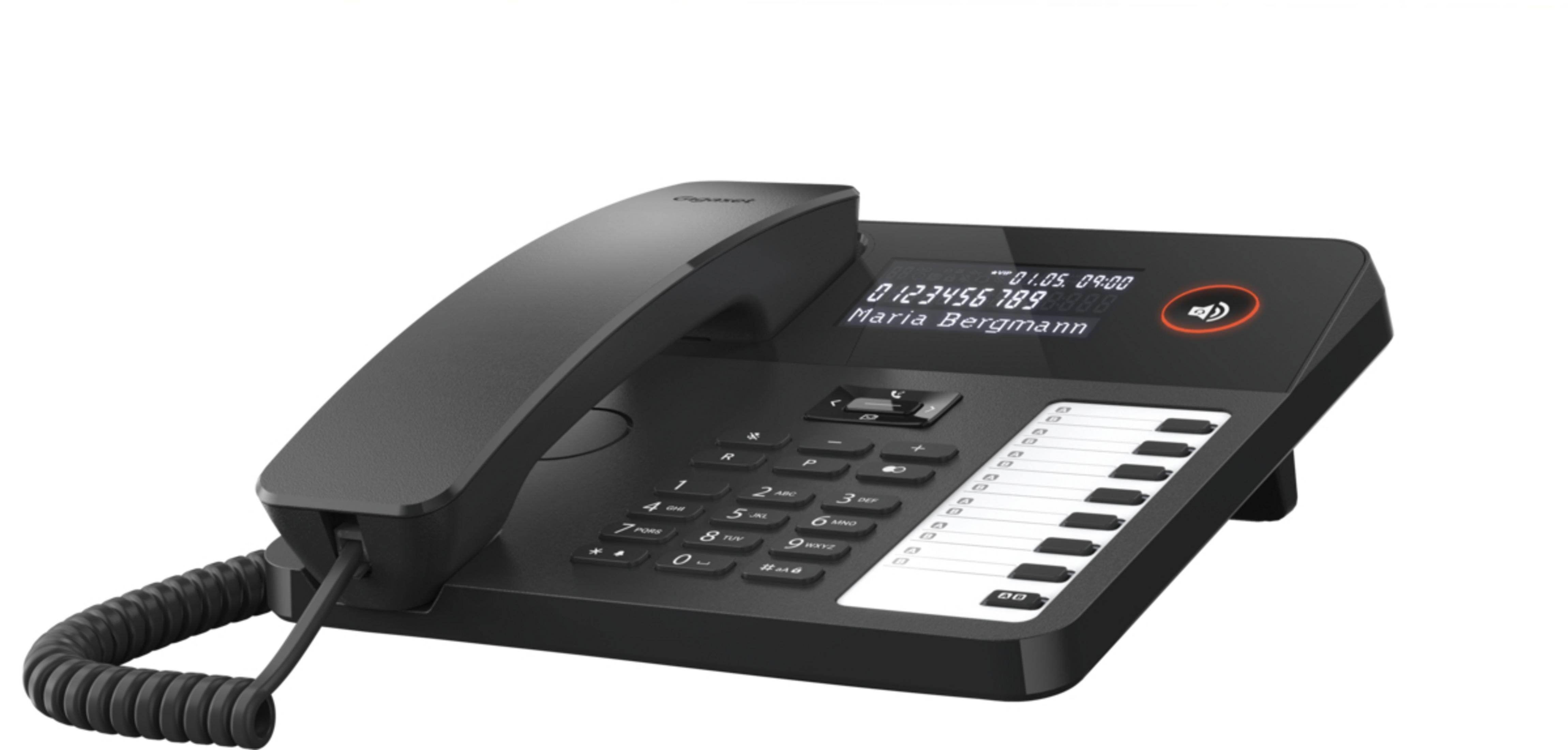 Telefono nero con display. Numeri e testo. Pulsanti e cornetta. Sfondo bianco.