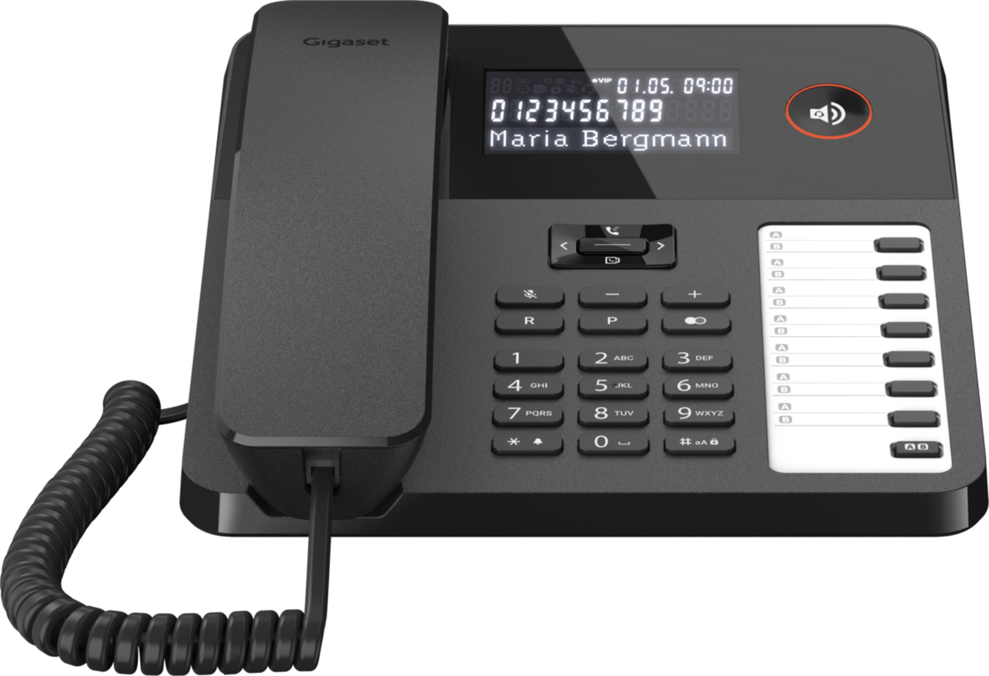 Telefono nero con display che mostra numeri e testo. Pulsanti e cornetta. Sfondo bianco.