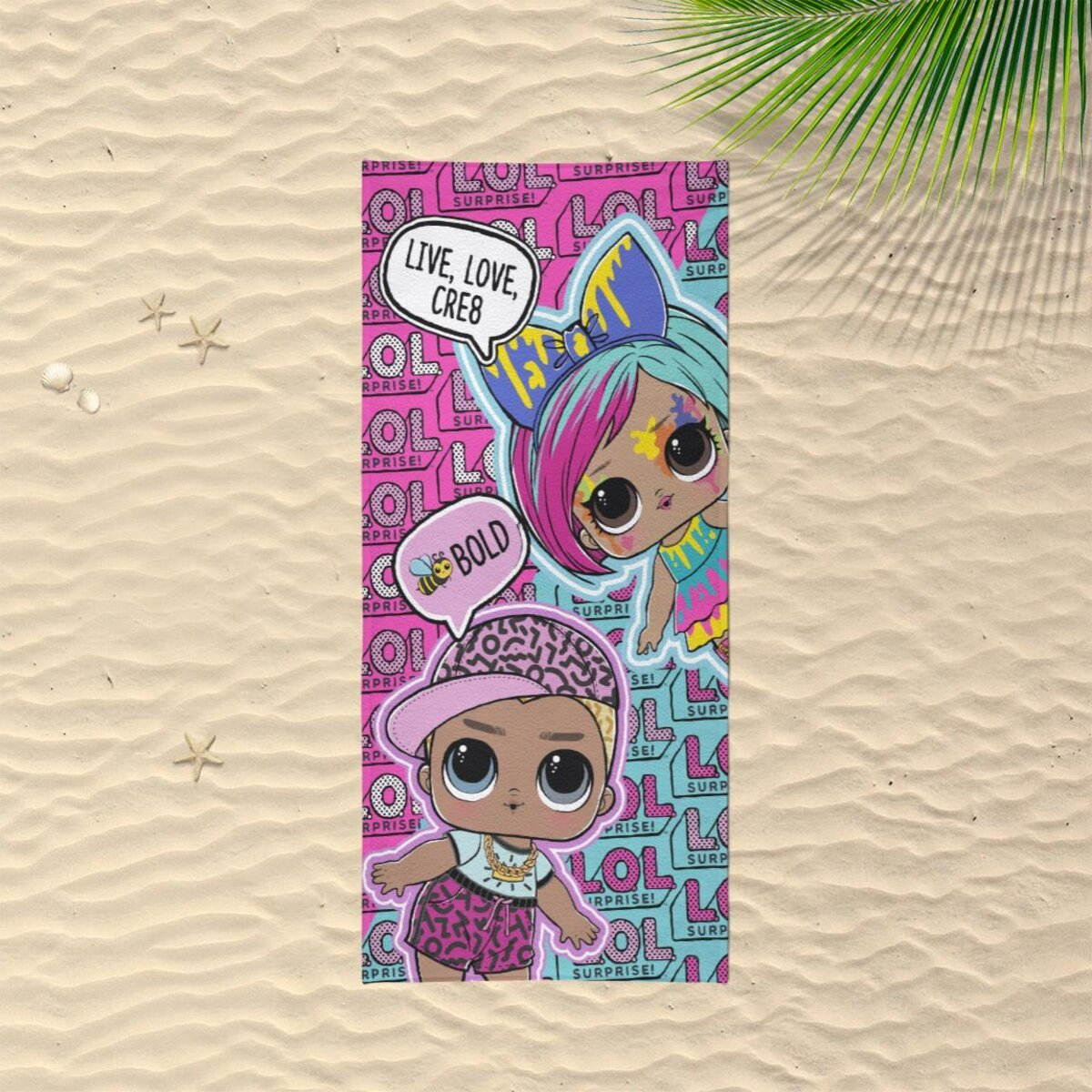 Toalla de playa con personajes de dibujos animados, diseño colorido y bocadillos; en arena.