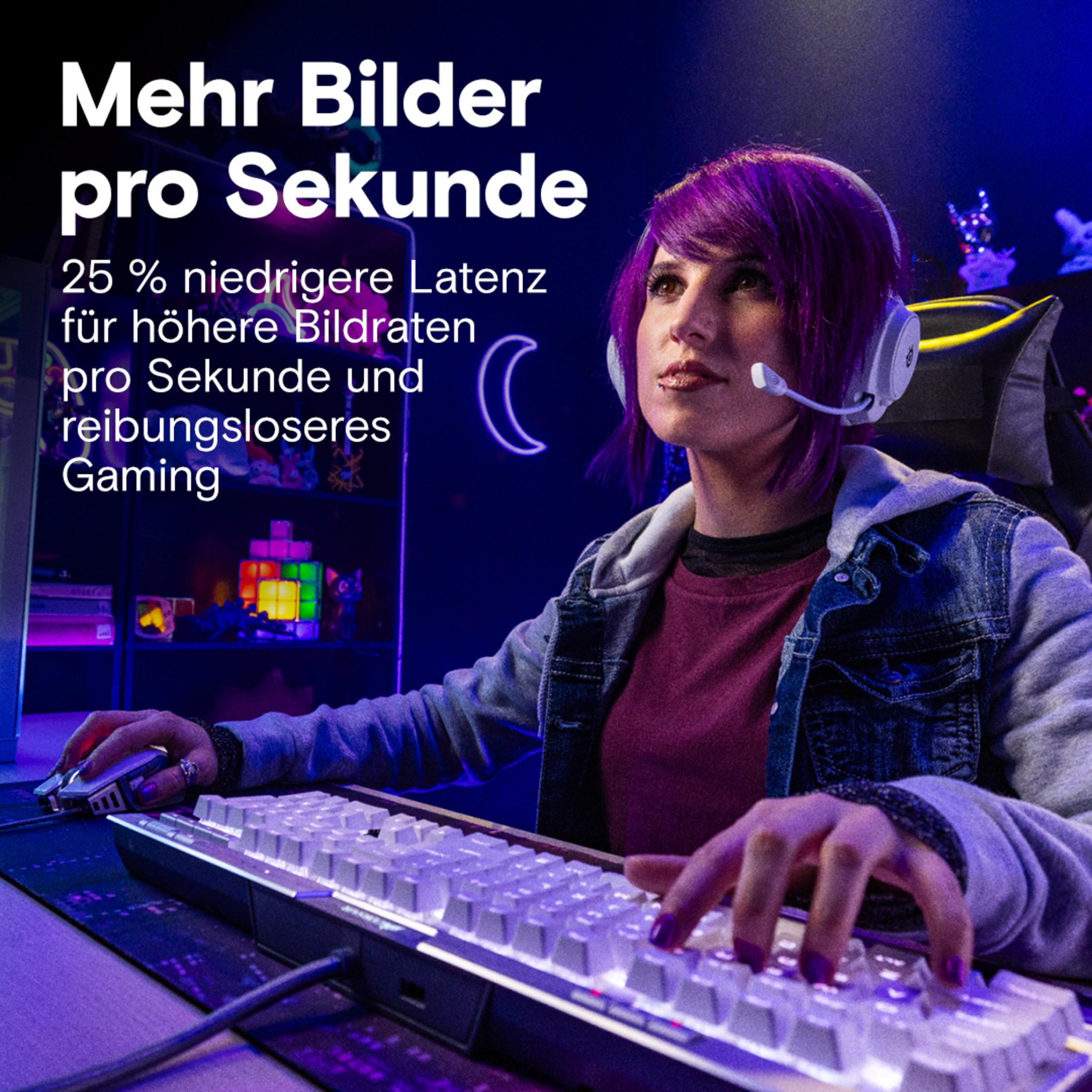 Kobieta gra, używa słuchawek, klawiatury i myszy, oświetlony pokój.