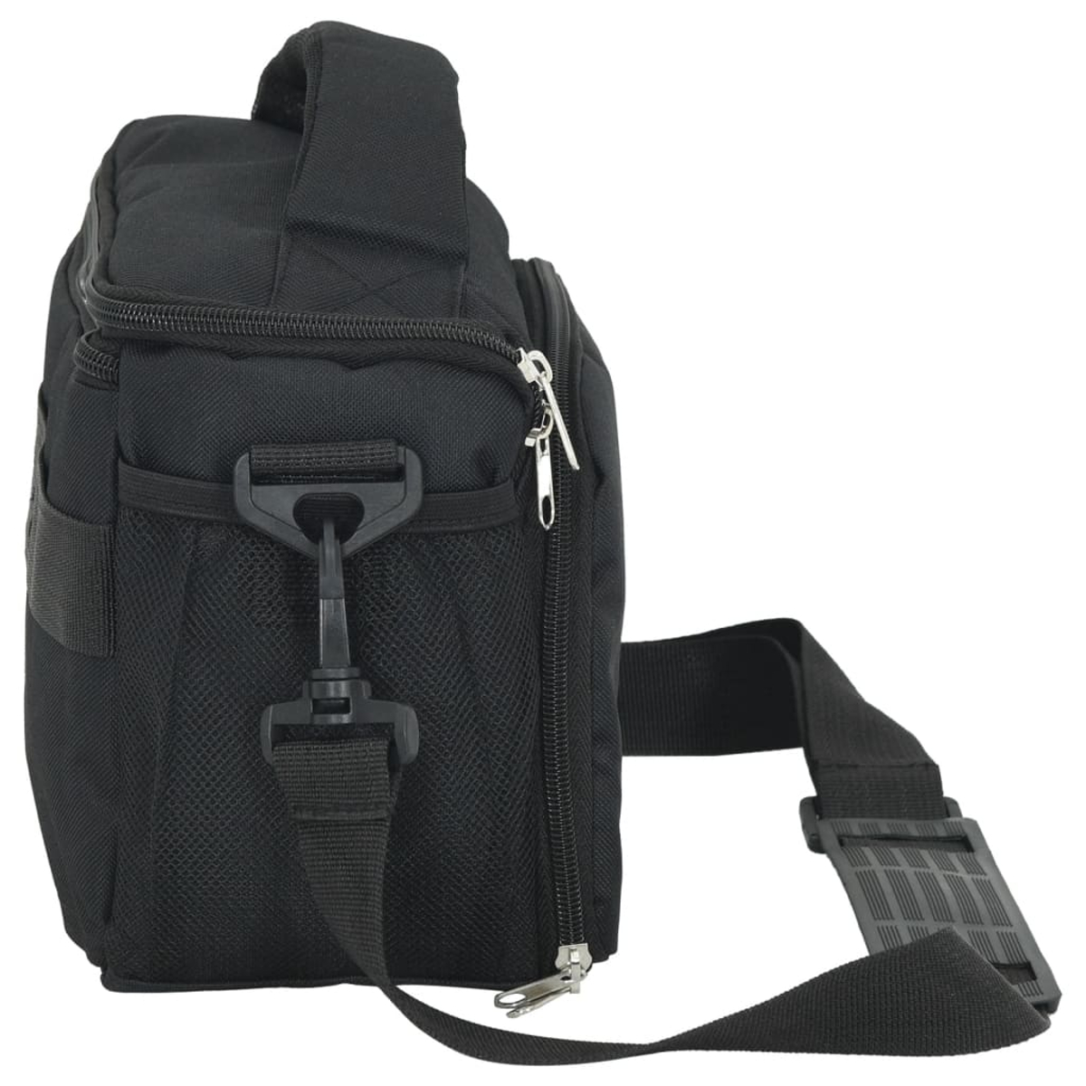 Schwarze Kameratasche mit Schultergurt und Reißverschluss. Die Tasche hat eine Netztasche und einen Griff.
