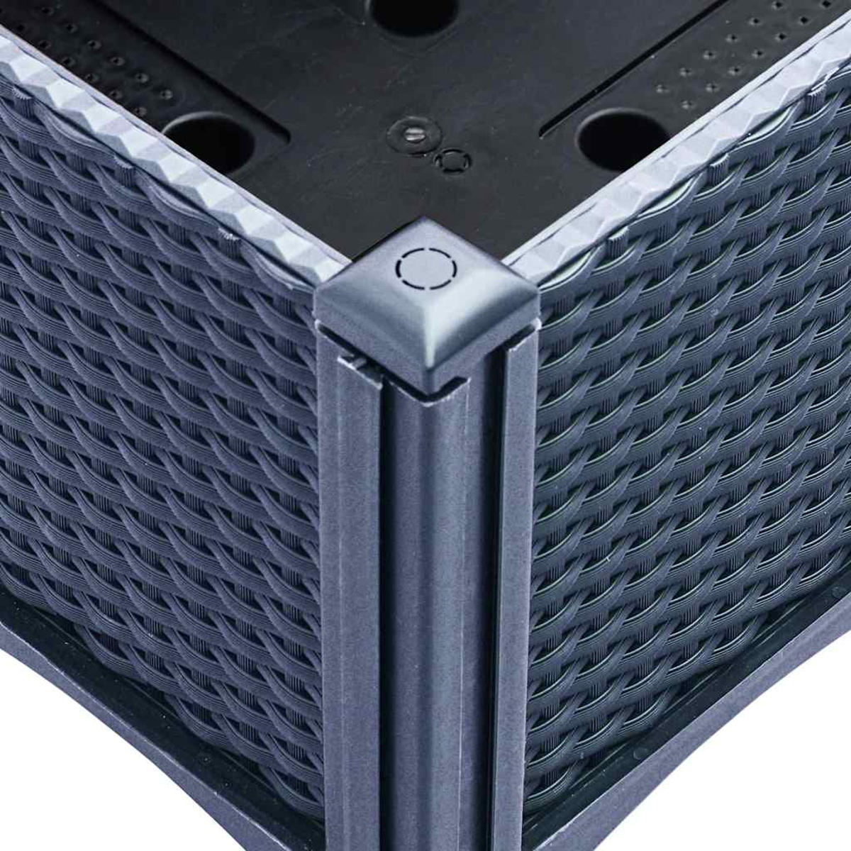 Nahaufnahme einer dunkelgrauen, gewebten Wicker-Ecke eines quadratischen Pflanzgefäßes mit Metalleckschutz.