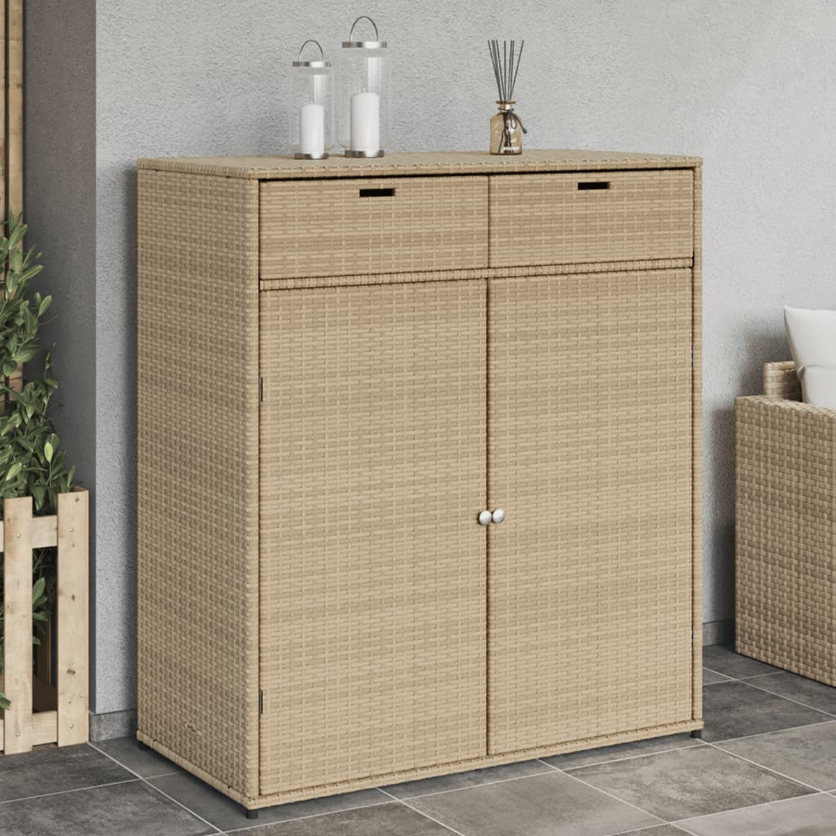 Weiden-Schrank mit zwei Schubladen und zwei Türen, steht auf einer Terrasse.