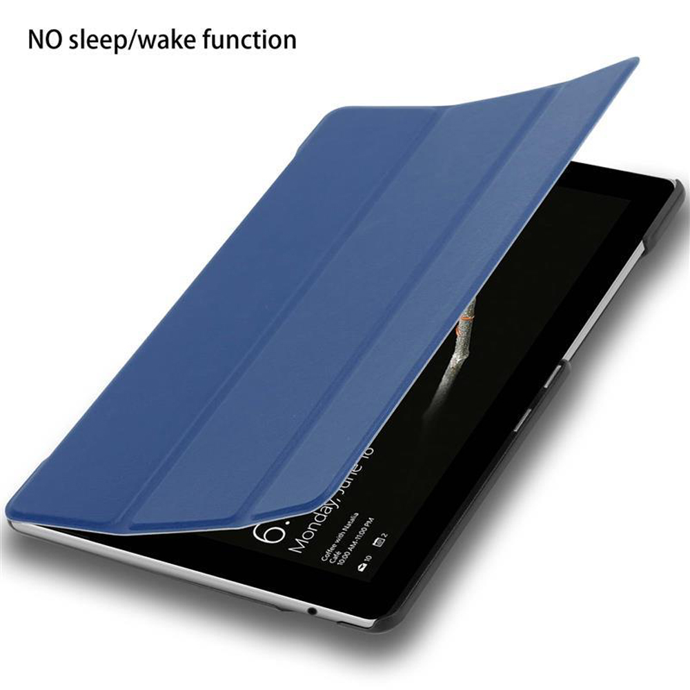 Eine blaue Tablethülle ist geöffnet und zeigt einen Tablet-Bildschirm mit Uhrzeit und Datum.