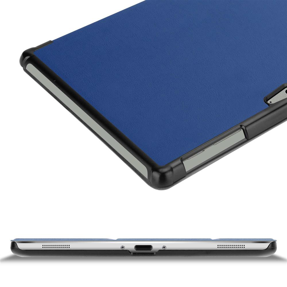 Nahaufnahme einer Tablet-Hülle, blau mit schwarzem Rand. Die Unter- und Oberseite sind sichtbar.
