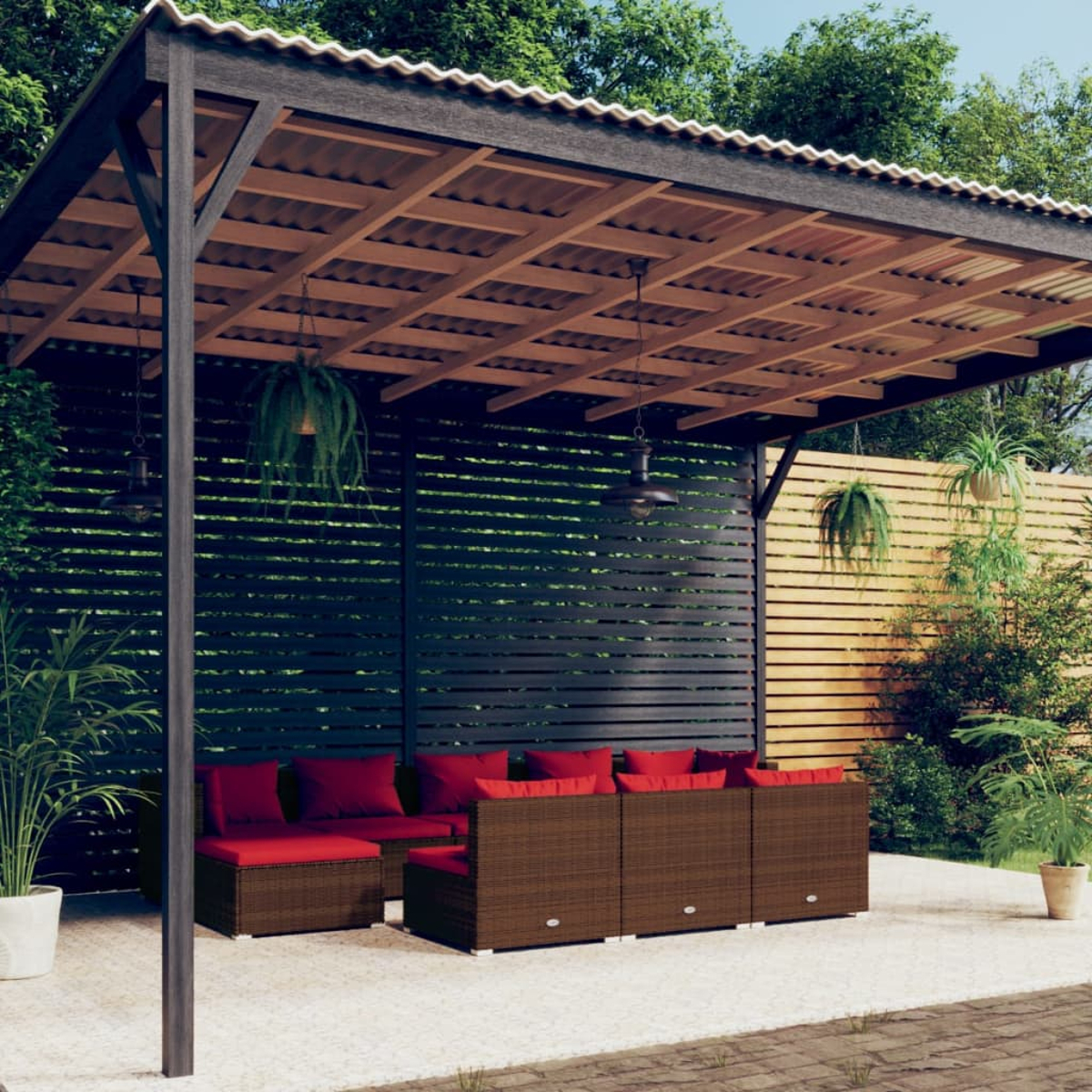 Sitzbereich im Freien mit Pergola, Sofa, roten Kissen und Gartenhintergrund.