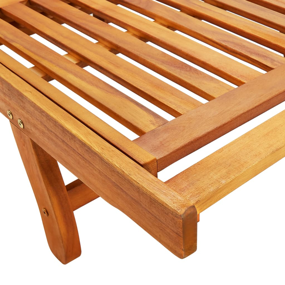 Nahaufnahme von Holzlatten eines Deckstuhls. Das Holz erscheint hellbraun.
