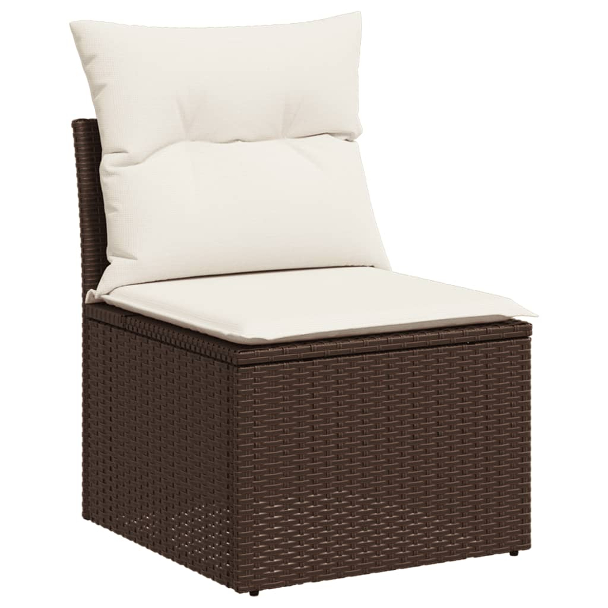 Sedia intrecciata marrone con cuscino e cuscino bianchi. È di forma quadrata e ha un design semplice.