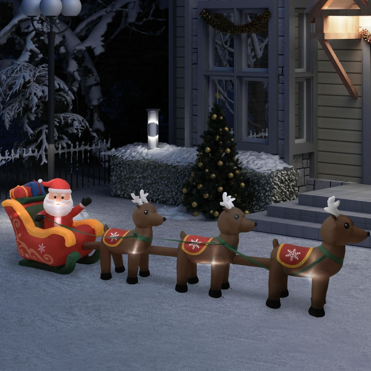 Eine beleuchtete Weihnachtsszene mit Santa Claus in einem Schlitten, der von drei Rentieren gezogen wird.