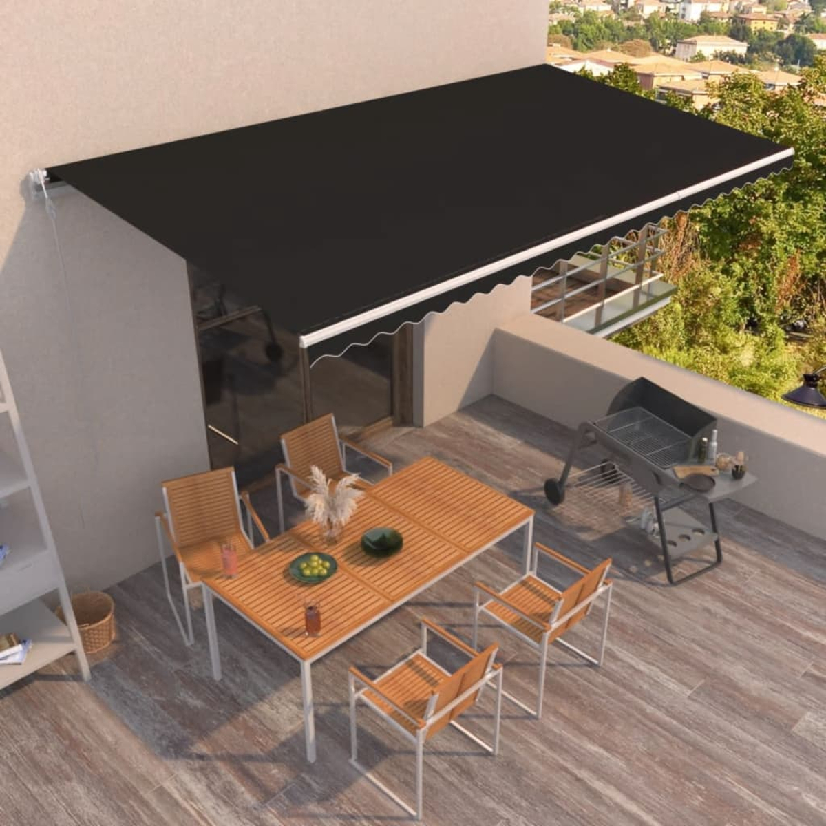 Eine schwarze Markise über einer Holzterrasse. Tisch und Stühle sind aufgestellt, im Hintergrund ein Grill.