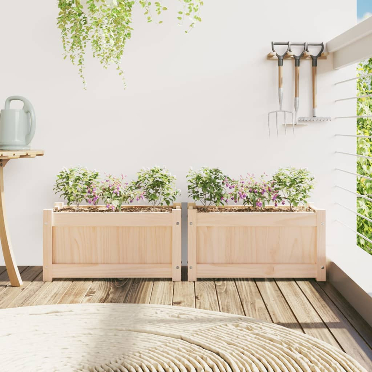 Zwei Holzpflanzkästen mit Pflanzen auf einem Deck mit weißer Wand und Hängeregal.