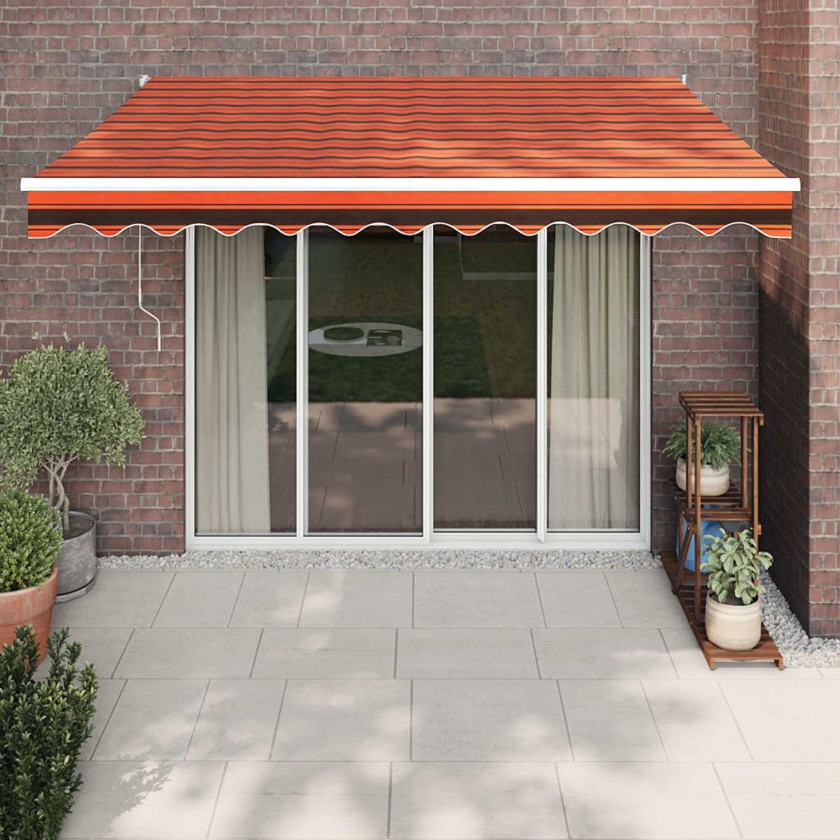 Terrasse im Freien mit Markise, Tür und Topfpflanzen. Die Wände sind aus Ziegeln.