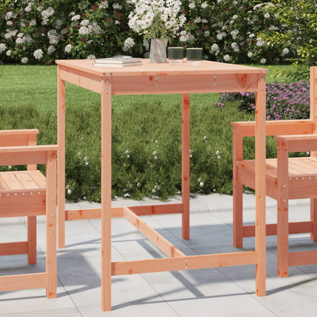 Holztisch im Freien mit zwei Stühlen und einer Blumenvase. Die Umgebung ist sonnig und hell.