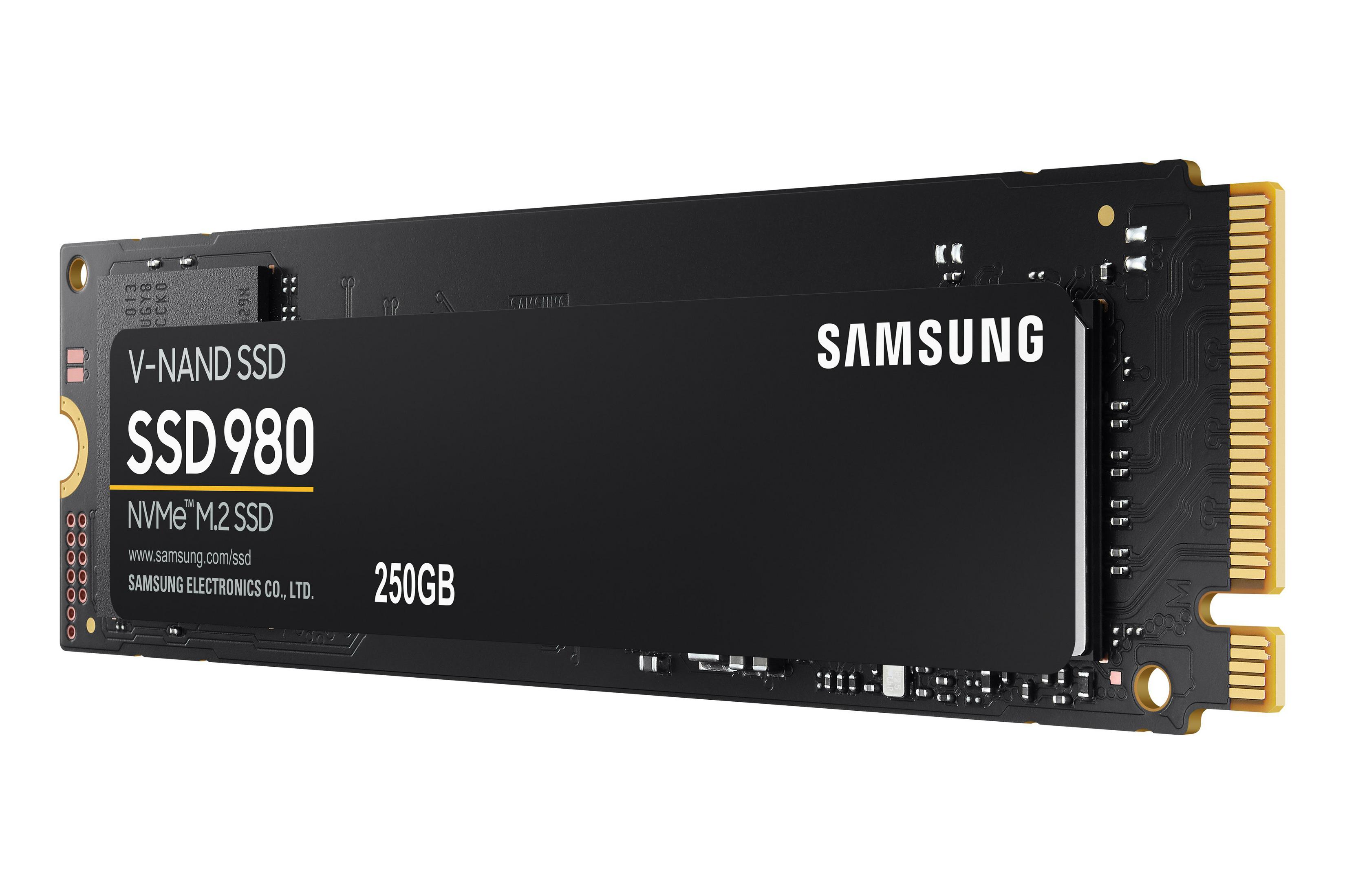 Czarny dysk Samsung SSD 980 NVMe M.2 na białym tle. Dysk SSD jest prostokątny.