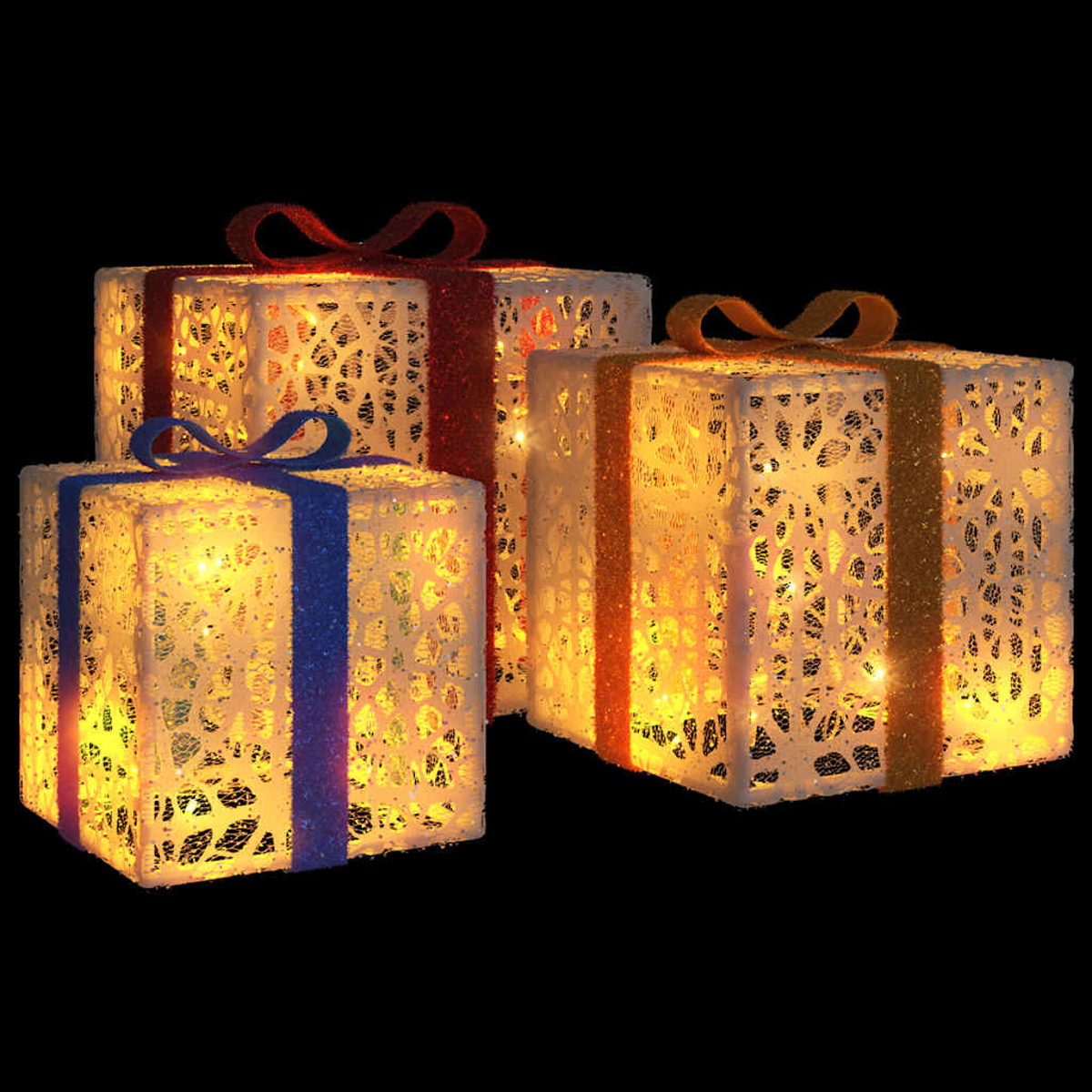 Drei beleuchtete Geschenkboxen mit verschiedenfarbigen Bändern. Sie stehen vor schwarzem Hintergrund.