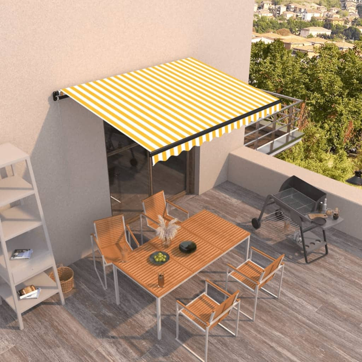 Terrasse mit gestreifter Markise, Tisch, Stühlen und Grill, mit Blick auf die Ferne.
