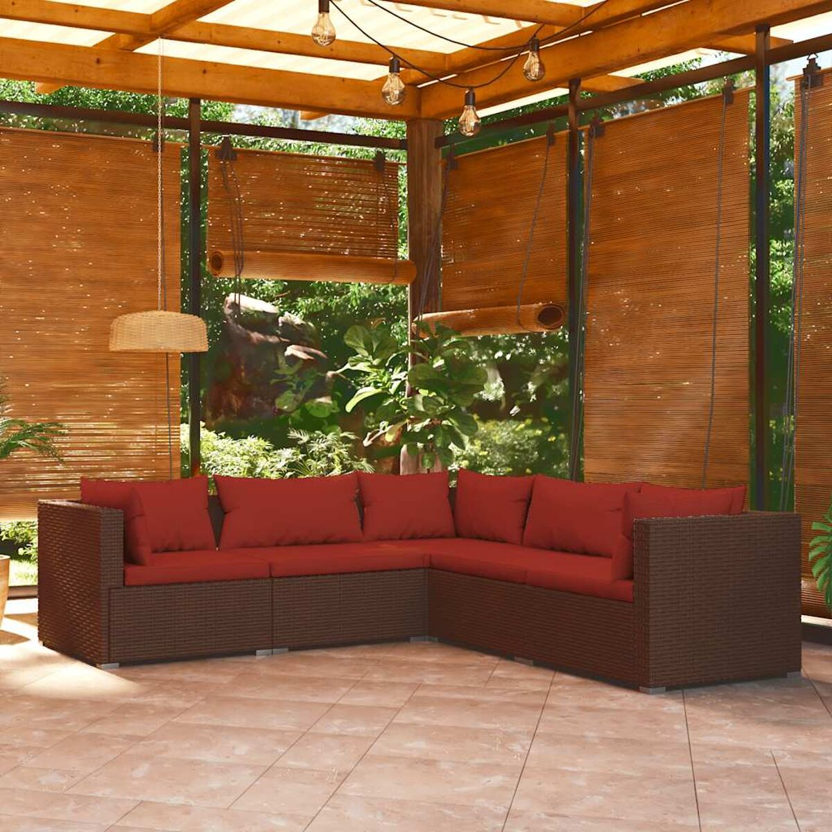 Terrasse mit Ecksofa, roten Kissen, Bambusjalousien und Holzpergola.