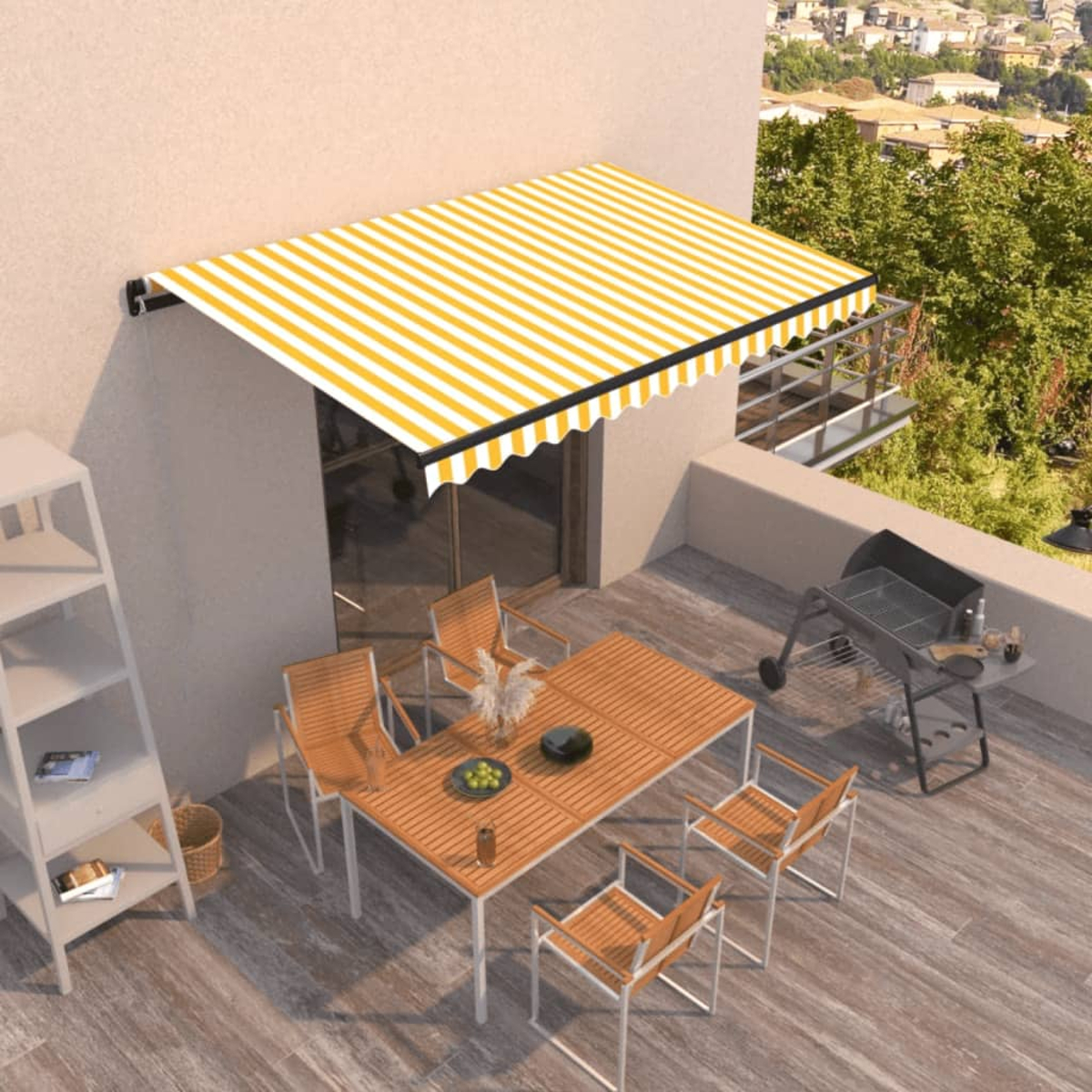 Außenterrasse mit gelb-weiß gestreifter Markise. Tisch, Stühle und Grill sind sichtbar.