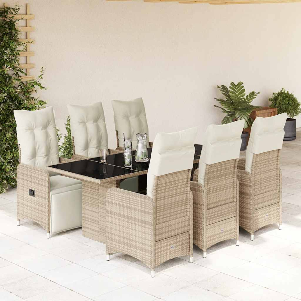 Un juego de comedor con mesa con tapa de cristal y seis sillas en un patio, con una pared blanca.