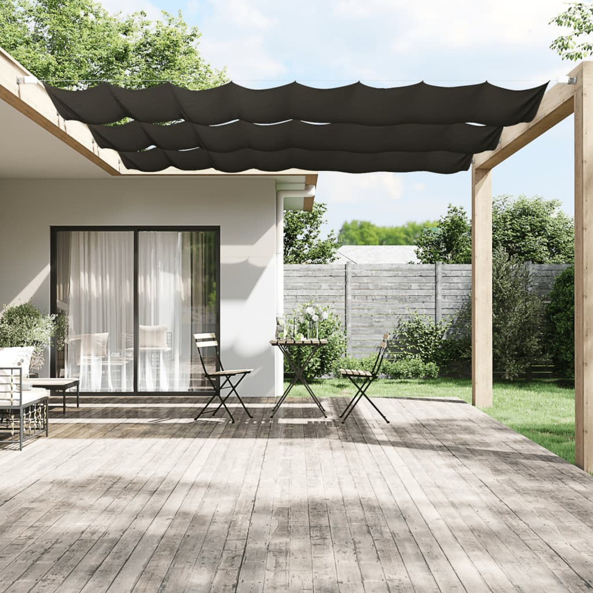 Eine Terrasse im Hinterhof mit Holzdeck, Möbeln und einem schwarzen Baldachin unter sonnigem Himmel.
