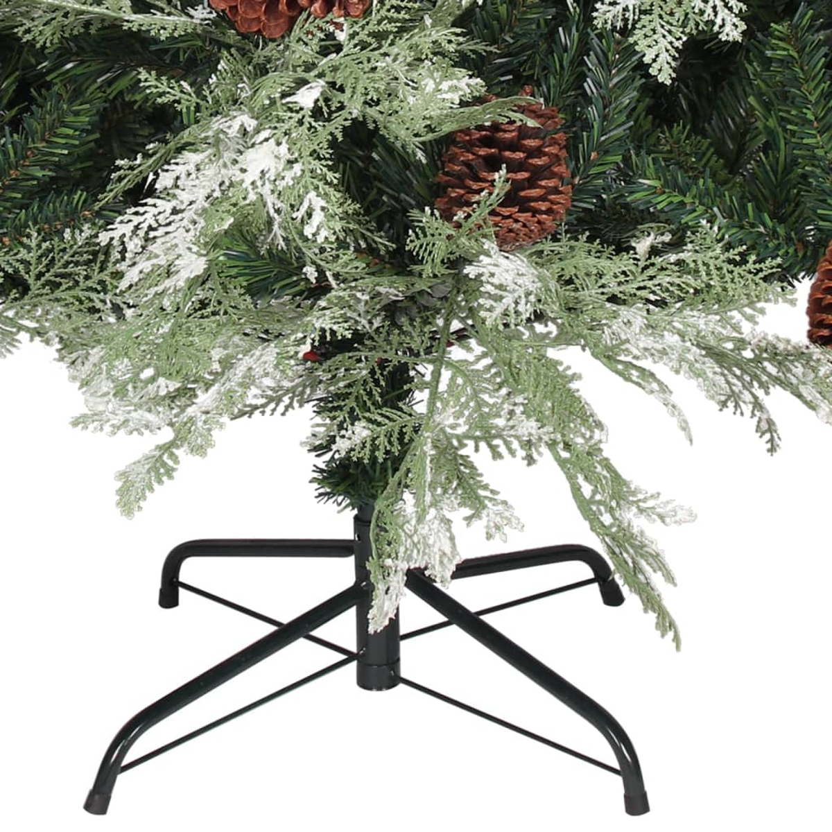 Weihnachtsbaumständer mit Tannenzapfen und schneebedeckten Zweigen.