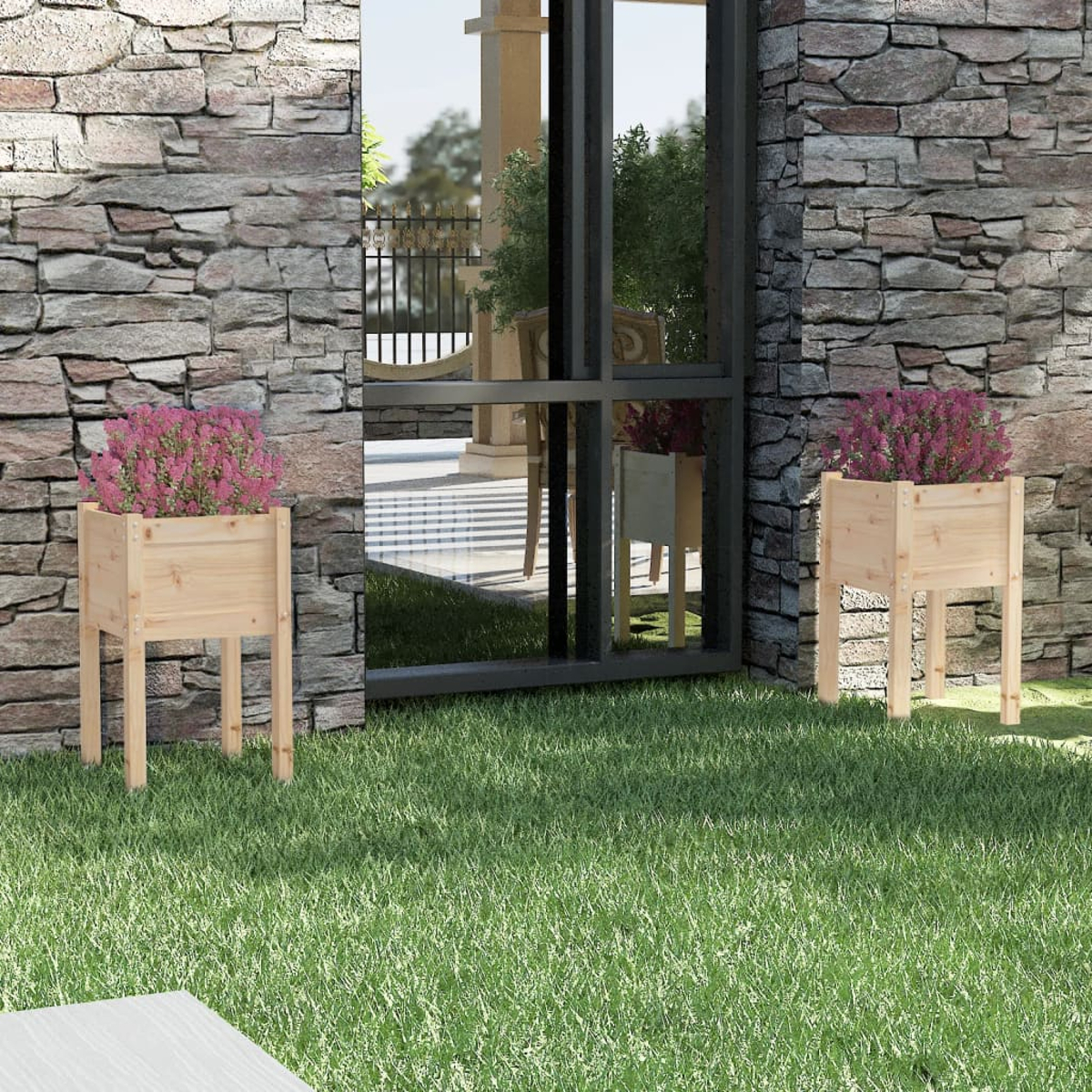 Zwei Holzpflanzgefäße mit rosa Blumen, auf Gras vor einer Wand, Glasreflexion.