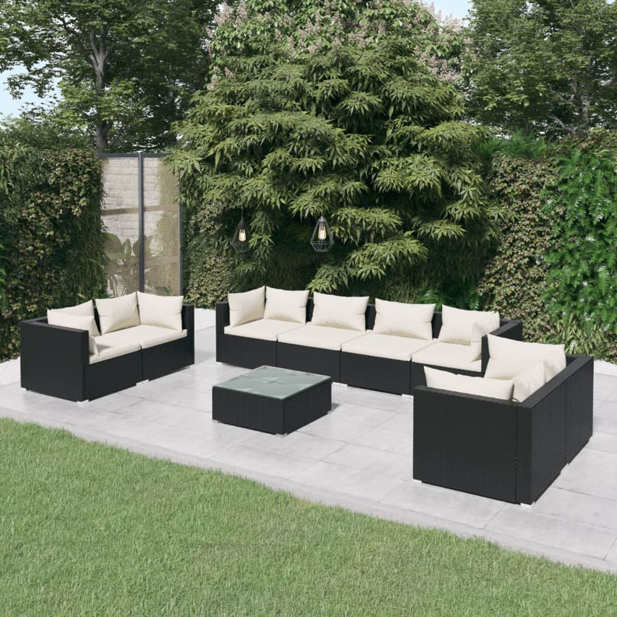 Garten-Ecksofa-Set. Schwarzes Sofa mit cremefarbenen Kissen. Auf einer Terrasse mit grünem Gras.