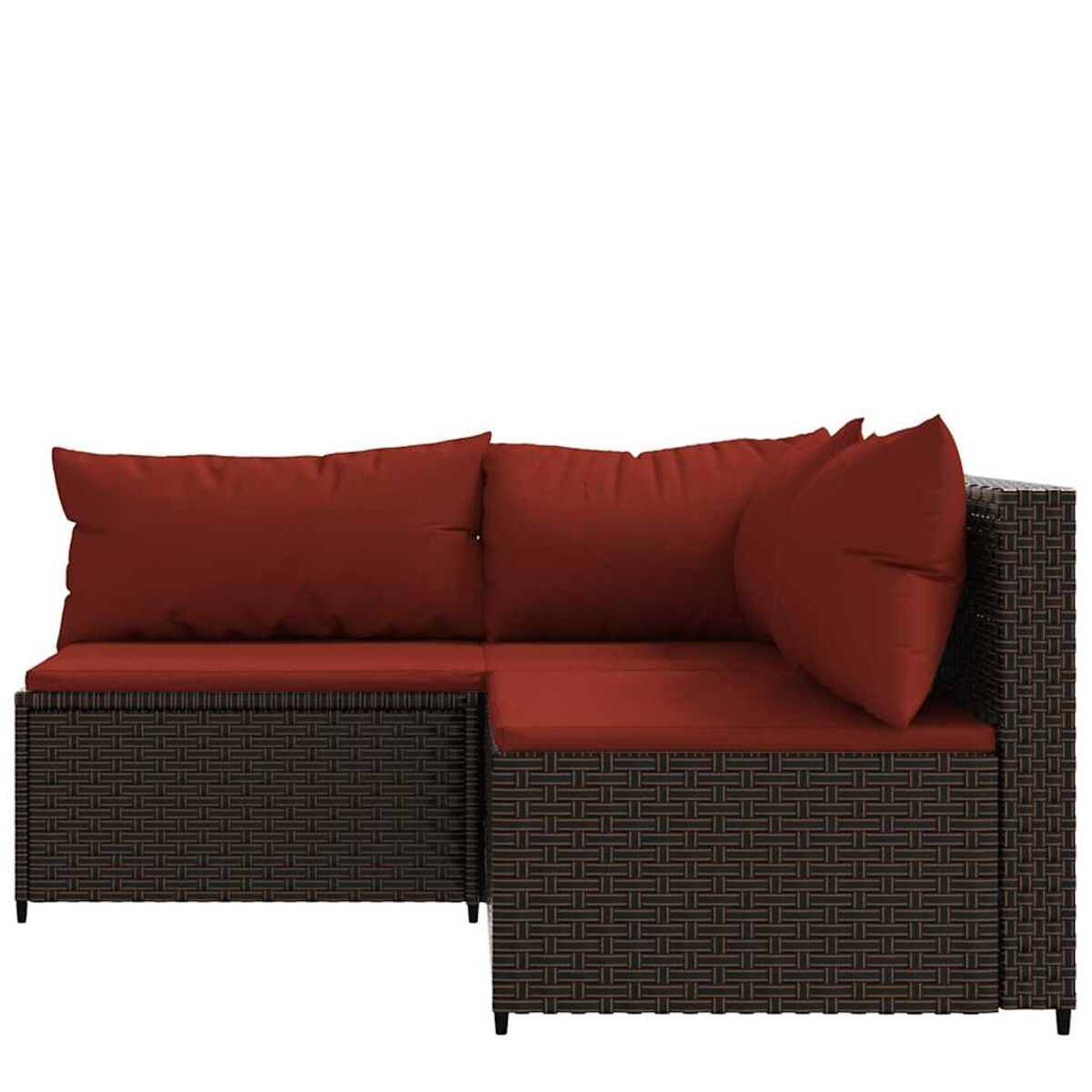 Braunes Ecksofa aus Rattan mit roten Kissen. Weißer Hintergrund.