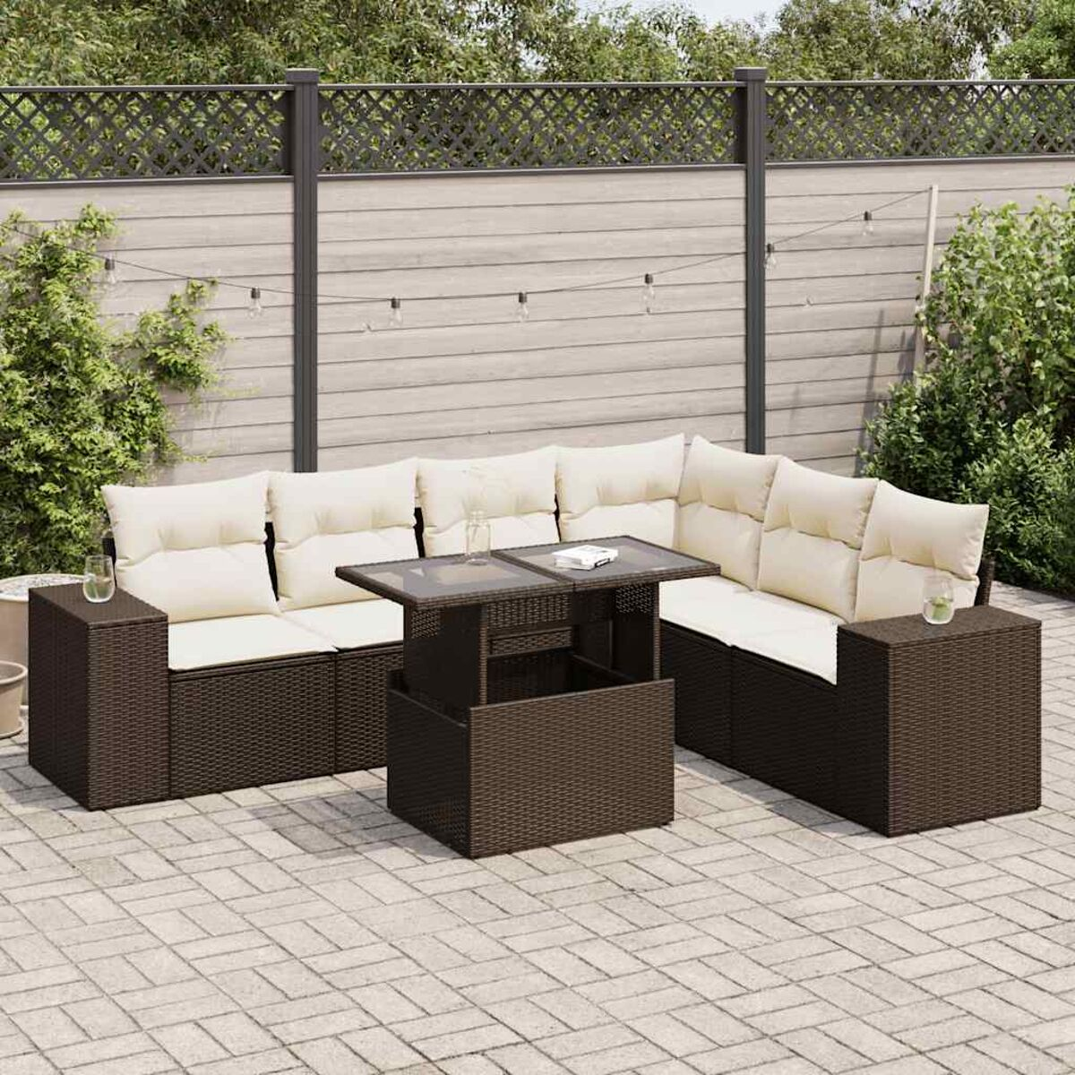 Gartenmöbel-Set aus Korbgeflecht. Ein Tisch mit Glasplatte und erhöhtem Mittelteil.