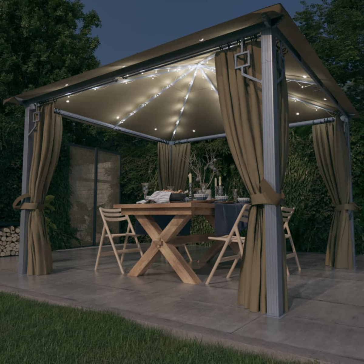 Pavillon bei Nacht, mit Tisch zum Abendessen gedeckt. Lichter über Kopf und drapierte Vorhänge.