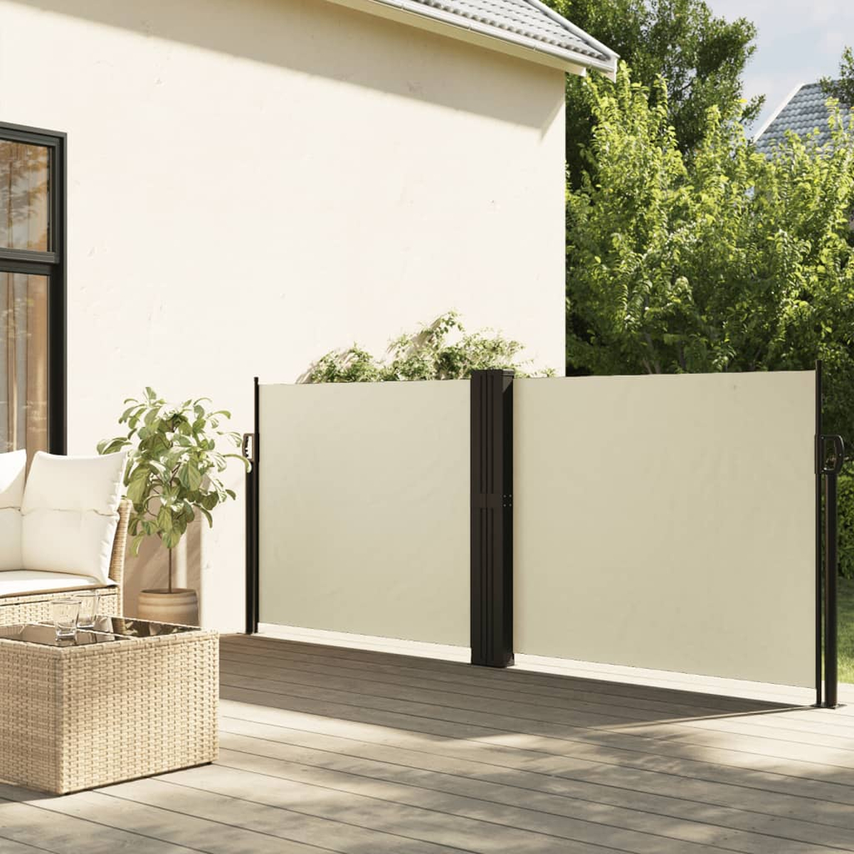 Beiger Sichtschutz für den Außenbereich. Beige Paneele, schwarzer Rahmen, auf Holzterrasse, Haus im Hintergrund.