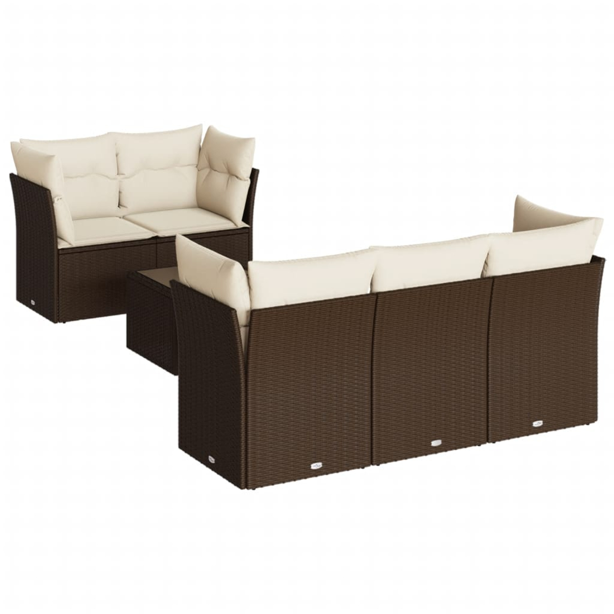 Set di mobili da esterno in vimini marrone. Include due divani e un tavolino con cuscini color crema.