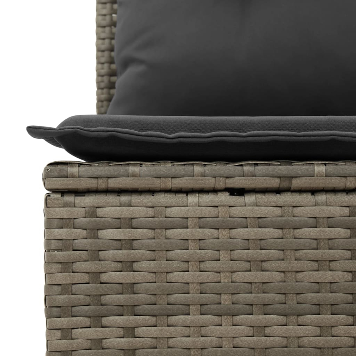 Nahaufnahme eines grauen Korbstuhls mit dunkelgrauem Kissen. Das Design wird gezeigt.