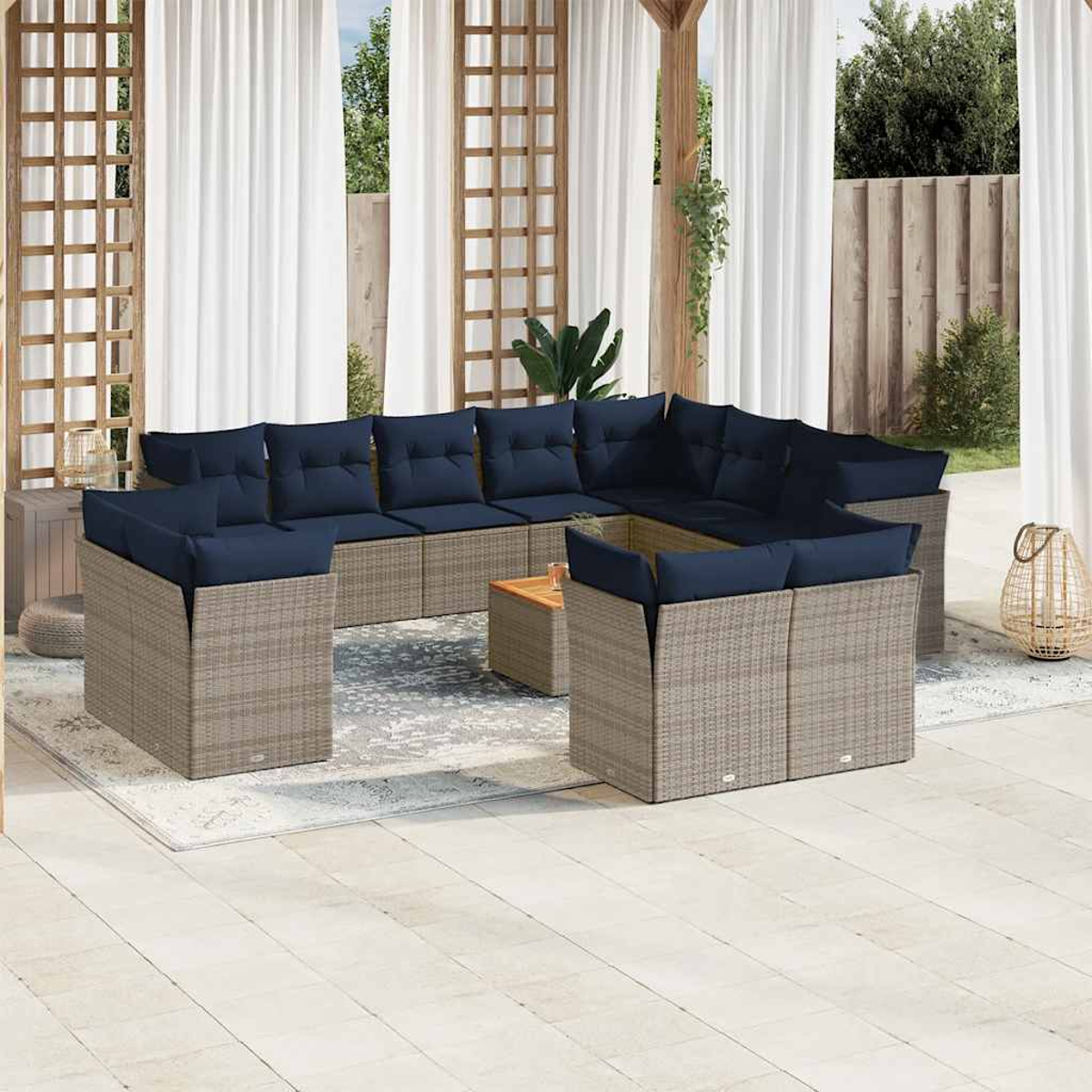 Divano in rattan a L con cuscini blu, in un patio all'aperto.