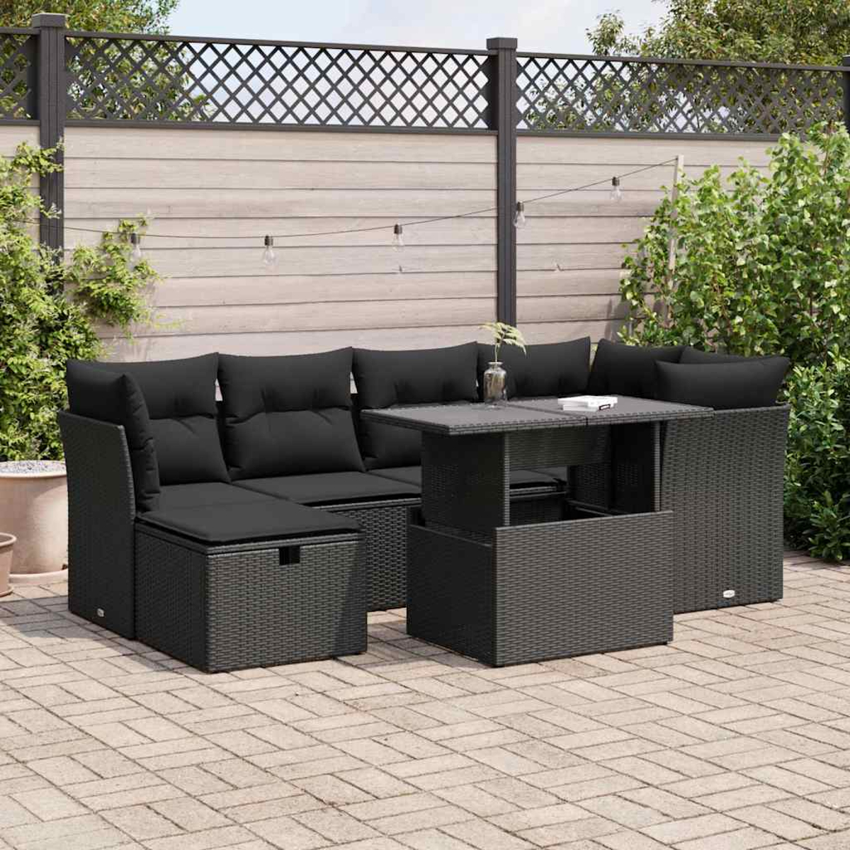 Schwarzes Outdoor-Sofa-Set aus Korbgeflecht mit Tisch und Kissen.