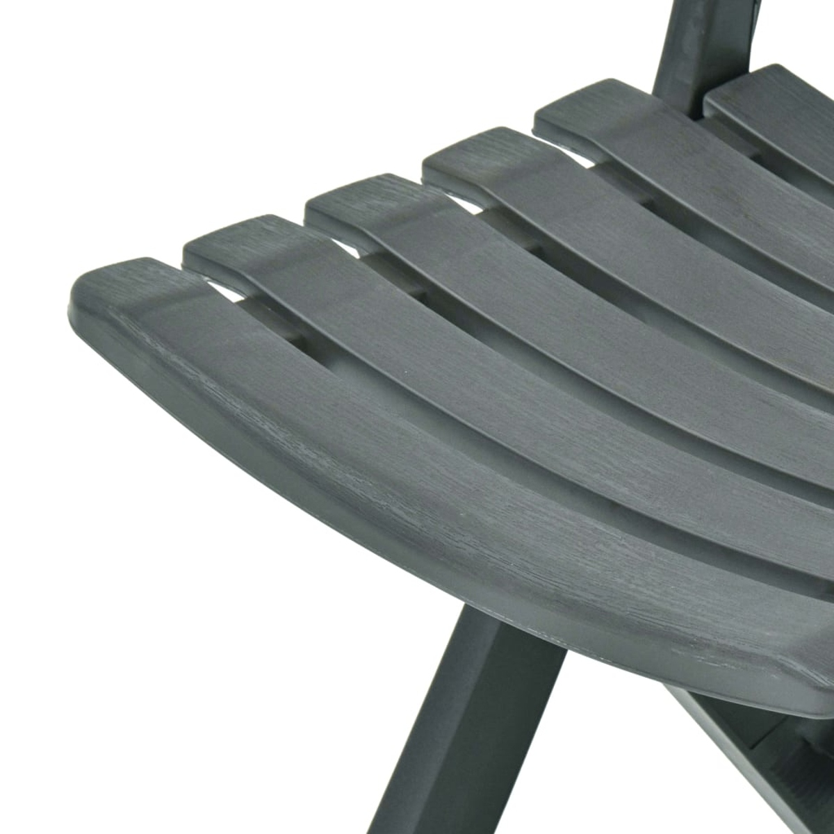 Nahaufnahme eines grauen Klappstuhl Sitzes. Der Sitz hat ein Lamellendesign. Weißer Hintergrund.