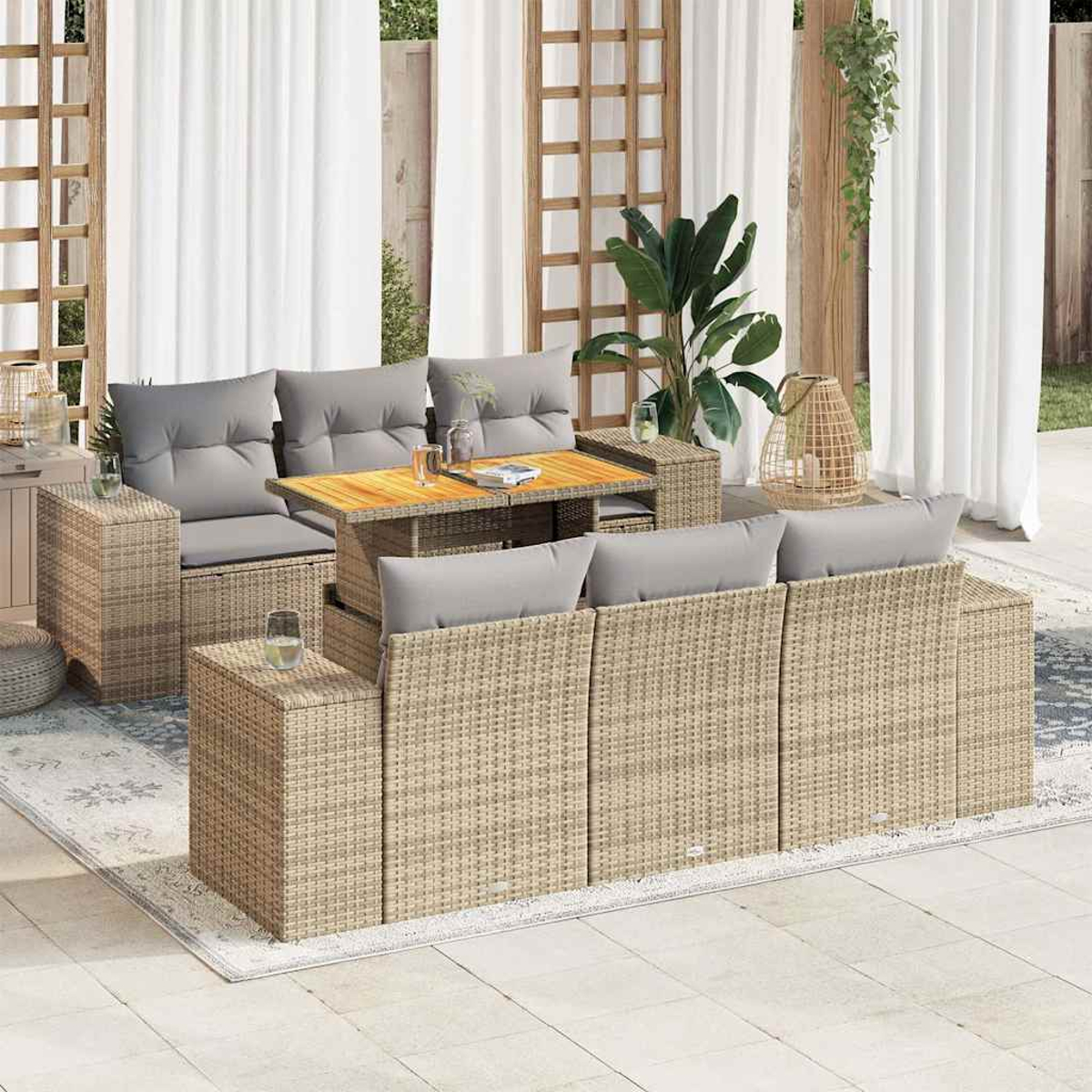 Geflochtenes Outdoor-Sofa-Set mit Kissen und Tisch. Vorhänge im Hintergrund, Pflanzen und Teppich.