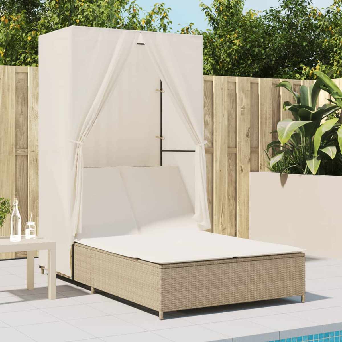 Divanetto da esterno con tendalino. Struttura beige, cuscini bianchi e recinzione in legno sullo sfondo.