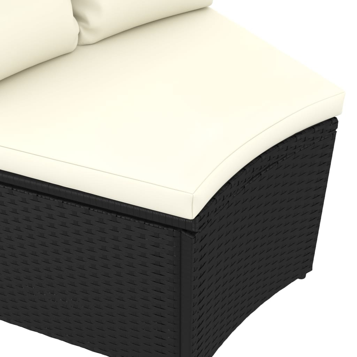 Nahaufnahme eines schwarzen Korbmöbelsofas mit weißem Kissen und weißem Kissen.
